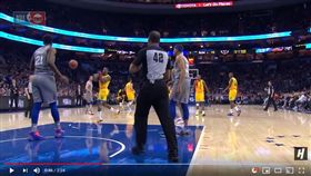 ▲公鹿布萊索（Eric Bledsoe）球砸恩比德（Joel Embiid）兩隊引發衝突。（圖／翻攝自House of Highlights）