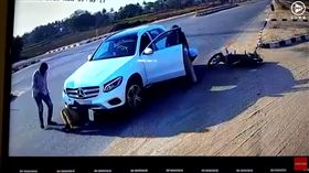 印度發生一對情侶騎著機車上路，但後方轎車卻突然煞車不及，整輛車向前衝，情侶倆先是被拋飛後，接著被捲進車底，奇蹟似地自己站起來走了，好像沒事一樣。（圖／翻攝自Multimedia LIVE　YouTube）
