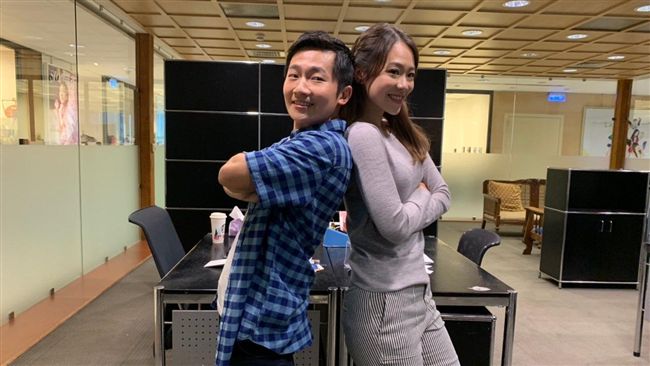 蔡昌憲當白領族　撩妹唱跳大鬧辦公室