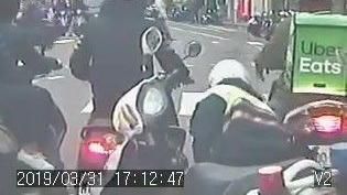 警一個彎腰順手舉動　竟讓網友暖翻了