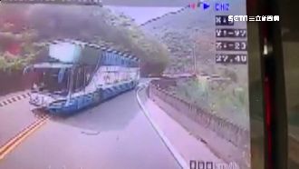 遊覽車自殺式超車　駕駛為閃避撞護欄