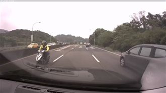 獨／機車瘋狂逆向　快速道路內線狂飆