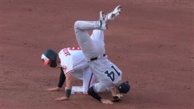 ▲金鶯傑克森（Drew Jackson）滑二壘剷飛韋德（Tyler Wade）。（圖／翻攝自nyy_bronxbombers IG）