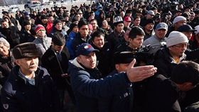吉爾吉斯反中國、排華示威運動
圖翻攝自推特Alex Kokcharov
https://twitter.com/search?q=Kyrgyz%E3%80%80CHINA%20PROTEST&src=typd&lang=zh-tw