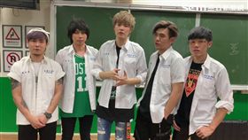 搖滾樂團八三夭重返母校參加校慶。（圖／滾石唱片提供）