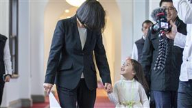 總統首開金口唱歌  與4歲童互動溫暖破表總統蔡英文拍攝遊樂場MV花絮曝光，照片中蔡總統（左）大手牽起Mom＆Dad4歲女兒心心（右）小手至拍攝現場，面對心心提問，蔡總統有問必答，展現女性溫暖包容的一面。（總統府提供）中央社記者溫貴香傳真 108年4月4日