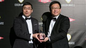 工研院智慧道安警示系統　奪愛迪生獎銀牌工研院開發智慧道路安全警示系統，奪得美國愛迪生獎銀牌，工研院資通所車載資通訊與控制系統組組長蔣村杰（右）、副組長鄭安凱（左）代表研發團隊領獎。中央社記者尹俊傑紐約攝　108年4月5日