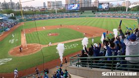 富邦悍將新莊棒球場設置環型舞台。（圖／記者王怡翔攝影）