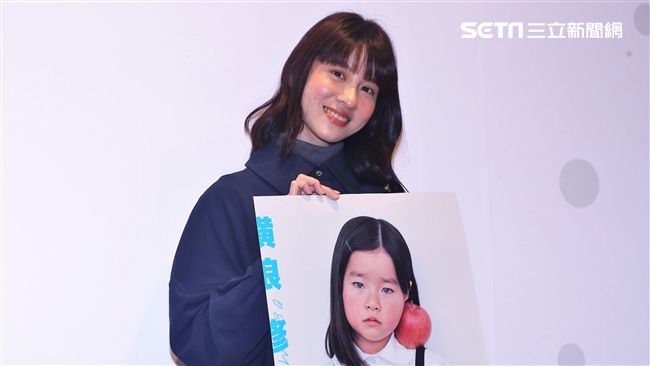 女星慢熱拍照先閒聊　不放鬆表情僵硬