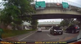 「怎麼大家都逆向？」超狂三寶逆襲　網譙：想讓大家過清明
圖／翻攝自爆料公社臉書