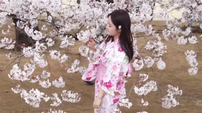 男友該技手殘！讓正妹美美賞櫻秒變臉