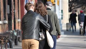 16:9
情侶 曬恩愛 擁抱
圖／攝影者Tina Leggio, Flickr CC License
https://flic.kr/p/mkdf22