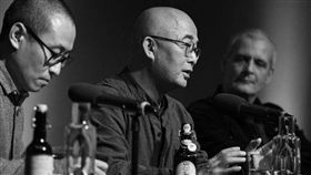 16:9
中國詩人廖亦武（中）
圖／翻射自廖亦武Twitter