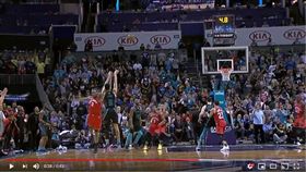 ▲黃蜂蘭柏（Jeremy Lamb）再次用三分球絕殺暴龍。（圖／翻攝自Bleacher Report）