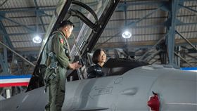 ▲蔡英文4日參觀嚇阻解放軍的飛行聯隊，臉書讚揚國軍沒有連假（圖／翻攝蔡英文臉書）