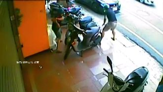 疑家暴官司起糾紛！2男持磚頭砸機車