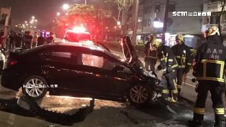 精神不濟上路　男自撞殃及4車衝民宅