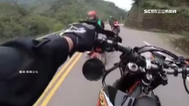過彎衰遇逆向！重機遭撞驚險畫面曝光