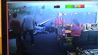 機車猛撞逛街母女！狡猾騎士竟趁亂逃