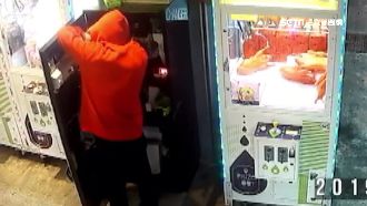 帽T賊砂輪機毀鎖！狂偷無人店兌幣機