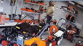 男為偷電鋸，竟把前端鋸子塞到褲檔裡。（圖／翻攝Daily Mail）