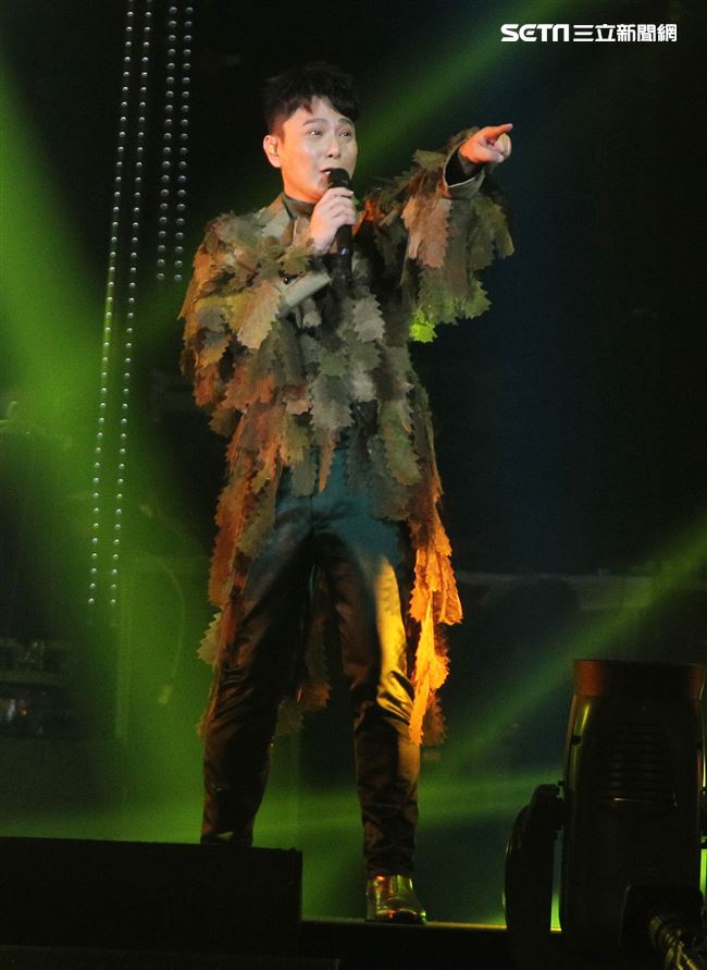 情歌王子張信哲以「未來式」巡迴演唱會，（6）日2度攻進台北小巨蛋，人氣依然強強滾。（記者邱榮吉/攝影）