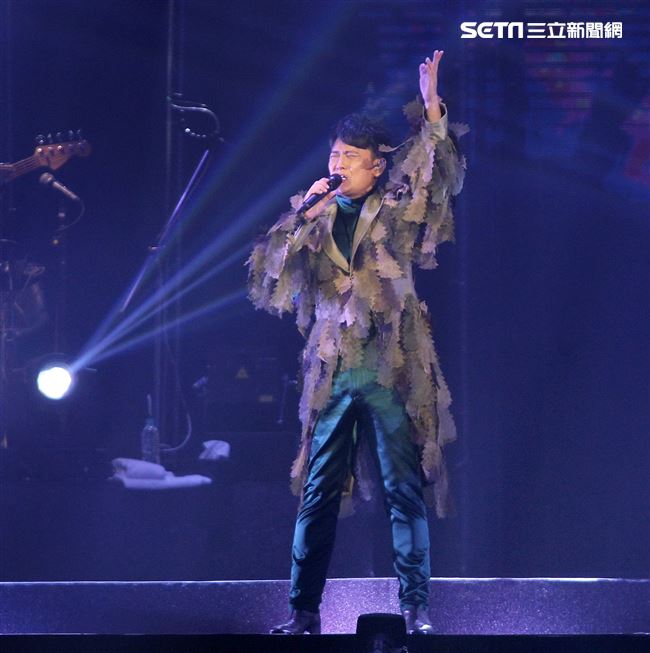 情歌王子張信哲以「未來式」巡迴演唱會，（6）日2度攻進台北小巨蛋，人氣依然強強滾。（記者邱榮吉/攝影）