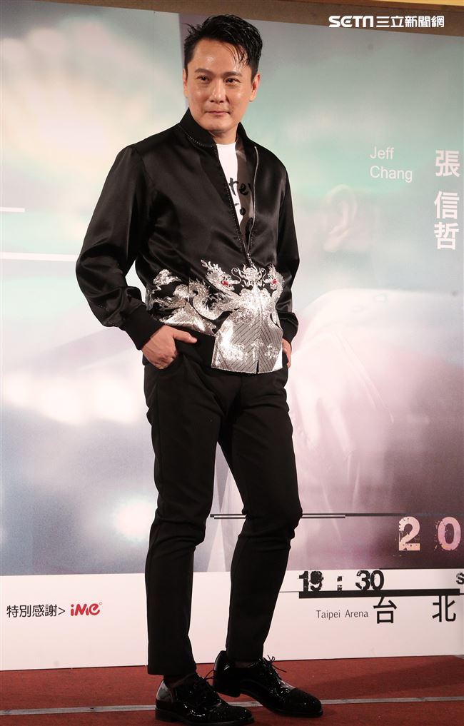 情歌王子張信哲以「未來式」巡迴演唱會，（6）日2度攻進台北小巨蛋，人氣依然強強滾。（記者邱榮吉/攝影）