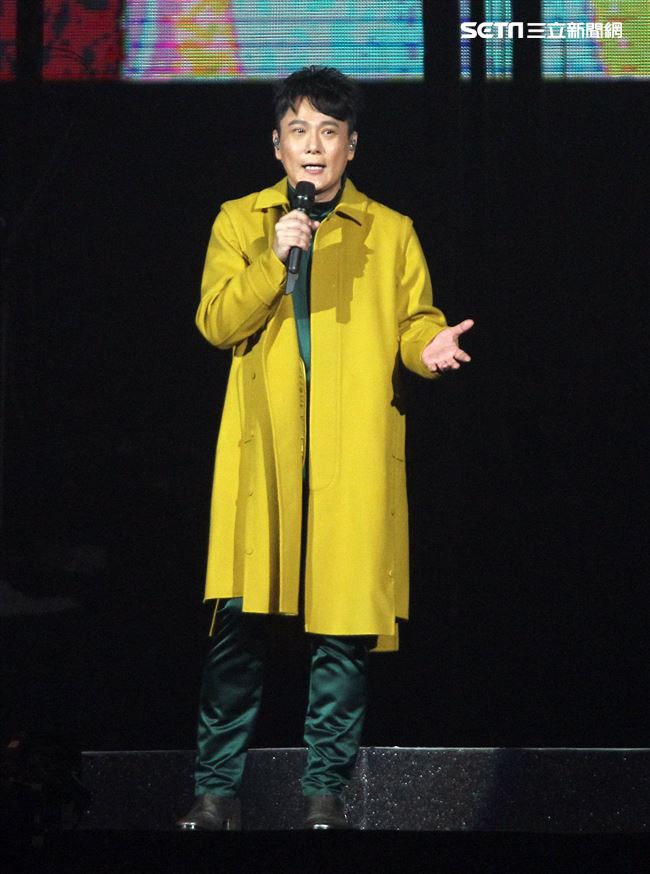 情歌王子張信哲以「未來式」巡迴演唱會，（6）日2度攻進台北小巨蛋，人氣依然強強滾。（記者邱榮吉/攝影）