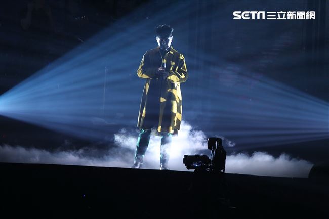 情歌王子張信哲以「未來式」巡迴演唱會，（6）日2度攻進台北小巨蛋，人氣依然強強滾。（記者邱榮吉/攝影）