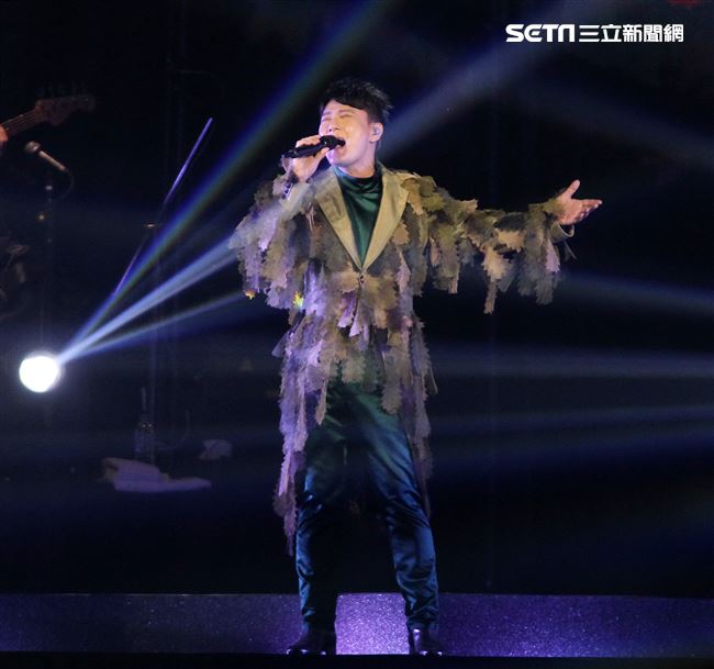 情歌王子張信哲以「未來式」巡迴演唱會，（6）日2度攻進台北小巨蛋，人氣依然強強滾。（記者邱榮吉/攝影）