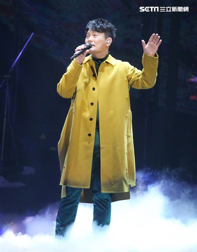 情歌王子張信哲以「未來式」巡迴演唱會，（6）日2度攻進台北小巨蛋，人氣依然強強滾。（記者邱榮吉/攝影）