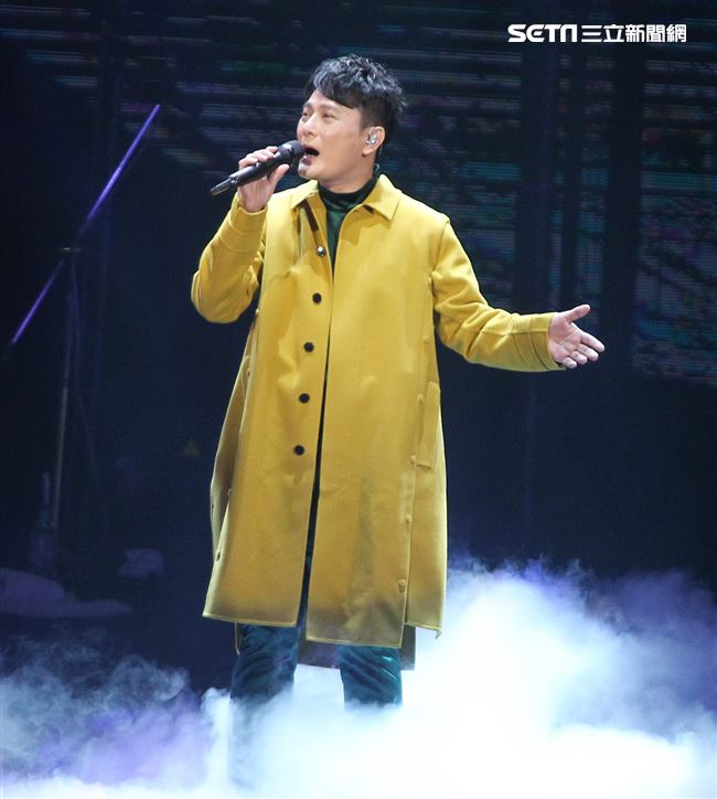 情歌王子張信哲以「未來式」巡迴演唱會，（6）日2度攻進台北小巨蛋，人氣依然強強滾。（記者邱榮吉/攝影）