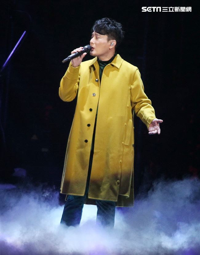 情歌王子張信哲以「未來式」巡迴演唱會，（6）日2度攻進台北小巨蛋，人氣依然強強滾。（記者邱榮吉/攝影）