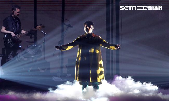 情歌王子張信哲以「未來式」巡迴演唱會，（6）日2度攻進台北小巨蛋，人氣依然強強滾。（記者邱榮吉/攝影）