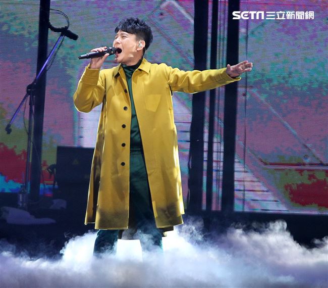 情歌王子張信哲以「未來式」巡迴演唱會，（6）日2度攻進台北小巨蛋，人氣依然強強滾。（記者邱榮吉/攝影）