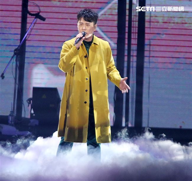 情歌王子張信哲以「未來式」巡迴演唱會，（6）日2度攻進台北小巨蛋，人氣依然強強滾。（記者邱榮吉/攝影）