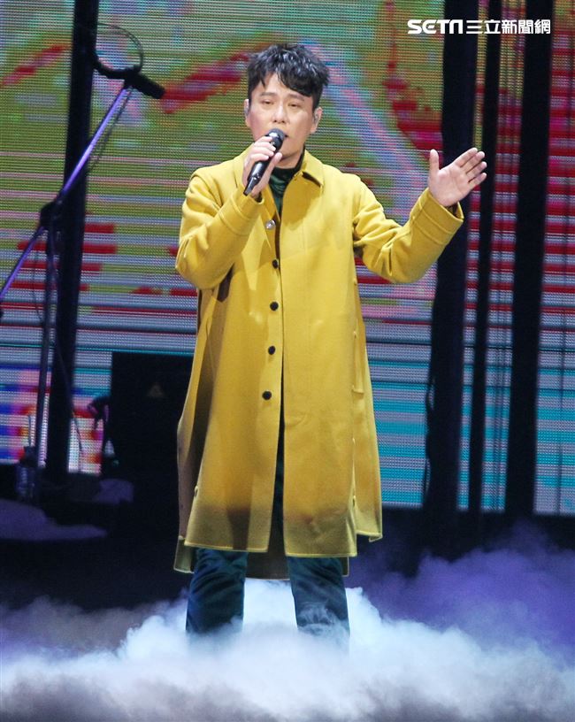 情歌王子張信哲以「未來式」巡迴演唱會，（6）日2度攻進台北小巨蛋，人氣依然強強滾。（記者邱榮吉/攝影）