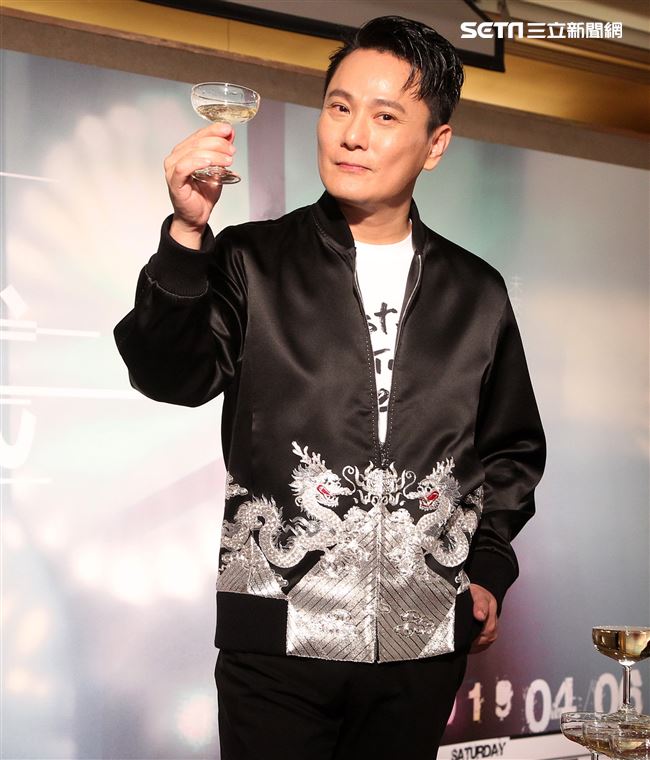 情歌王子張信哲以「未來式」巡迴演唱會，（6）日2度攻進台北小巨蛋，人氣依然強強滾。（記者邱榮吉/攝影）