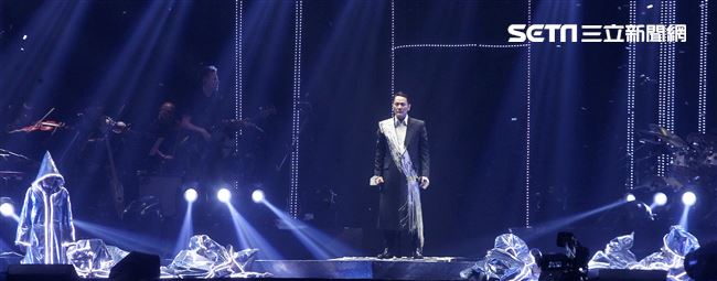 情歌王子張信哲以「未來式」巡迴演唱會，（6）日2度攻進台北小巨蛋，人氣依然強強滾。（記者邱榮吉/攝影）