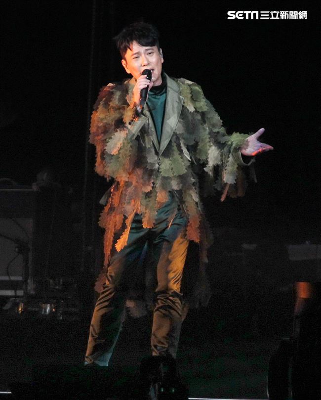 情歌王子張信哲以「未來式」巡迴演唱會，（6）日2度攻進台北小巨蛋，人氣依然強強滾。（記者邱榮吉/攝影）