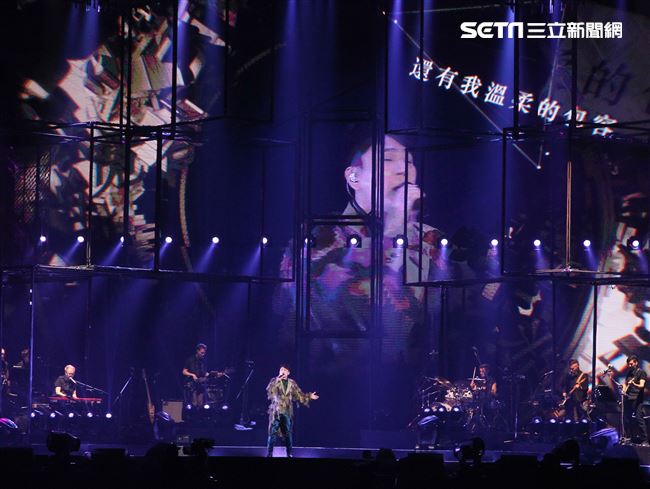 情歌王子張信哲以「未來式」巡迴演唱會，（6）日2度攻進台北小巨蛋，人氣依然強強滾。（記者邱榮吉/攝影）