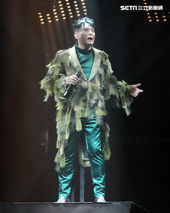 情歌王子張信哲以「未來式」巡迴演唱會，（6）日2度攻進台北小巨蛋，人氣依然強強滾。（記者邱榮吉/攝影）