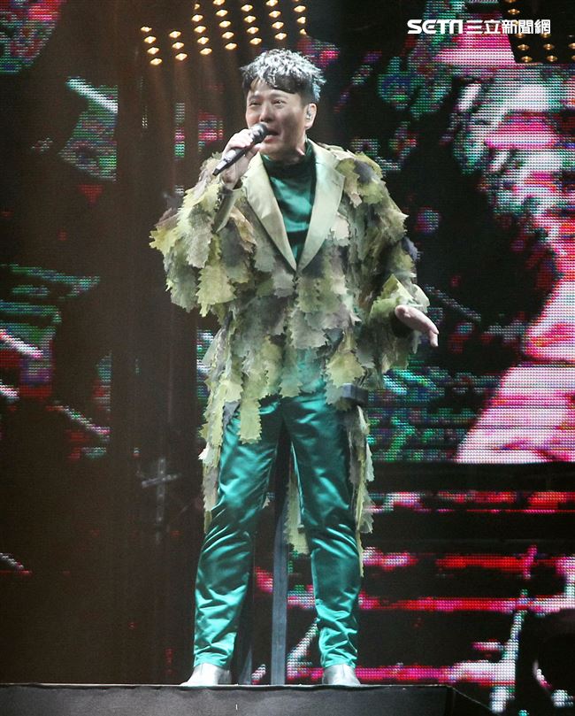 情歌王子張信哲以「未來式」巡迴演唱會，（6）日2度攻進台北小巨蛋，人氣依然強強滾。（記者邱榮吉/攝影）