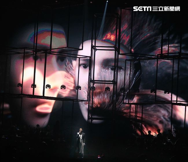 情歌王子張信哲以「未來式」巡迴演唱會，（6）日2度攻進台北小巨蛋，人氣依然強強滾。（記者邱榮吉/攝影）