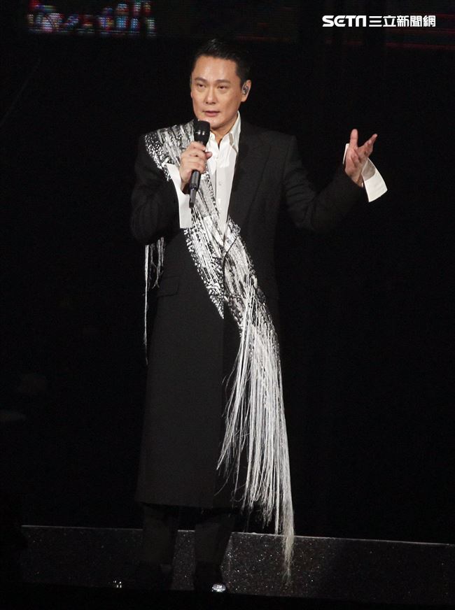 情歌王子張信哲以「未來式」巡迴演唱會，（6）日2度攻進台北小巨蛋，人氣依然強強滾。（記者邱榮吉/攝影）