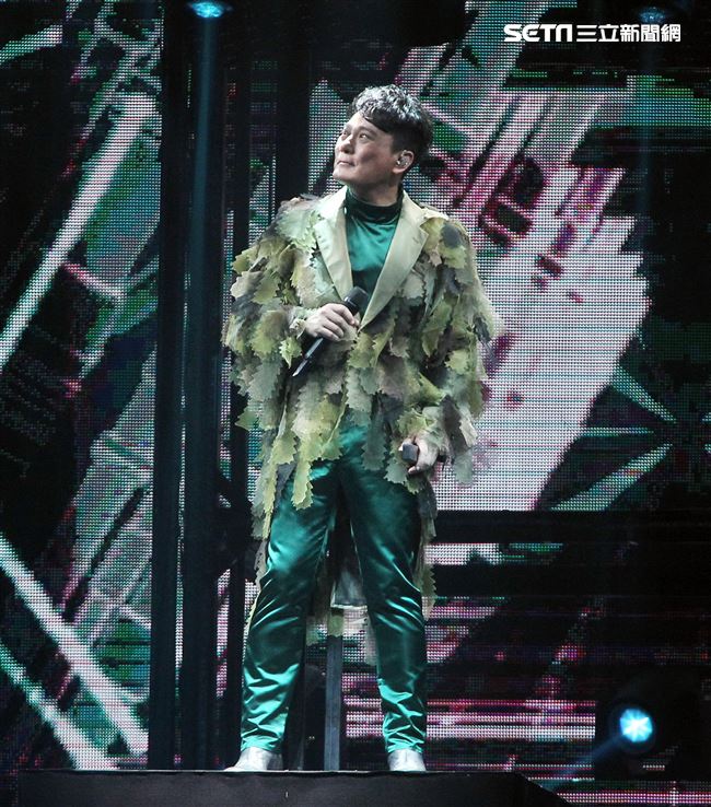 情歌王子張信哲以「未來式」巡迴演唱會，（6）日2度攻進台北小巨蛋，人氣依然強強滾。（記者邱榮吉/攝影）