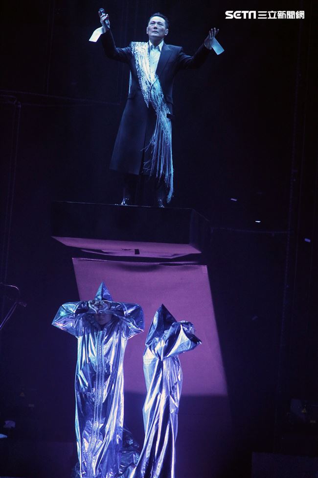 情歌王子張信哲以「未來式」巡迴演唱會，（6）日2度攻進台北小巨蛋，人氣依然強強滾。（記者邱榮吉/攝影）