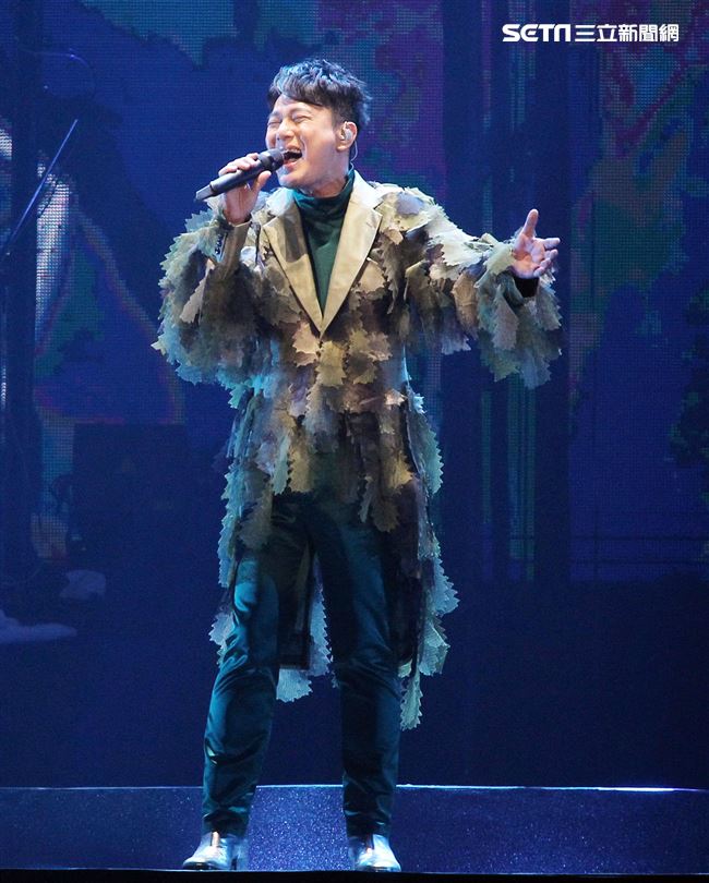 情歌王子張信哲以「未來式」巡迴演唱會，（6）日2度攻進台北小巨蛋，人氣依然強強滾。（記者邱榮吉/攝影）