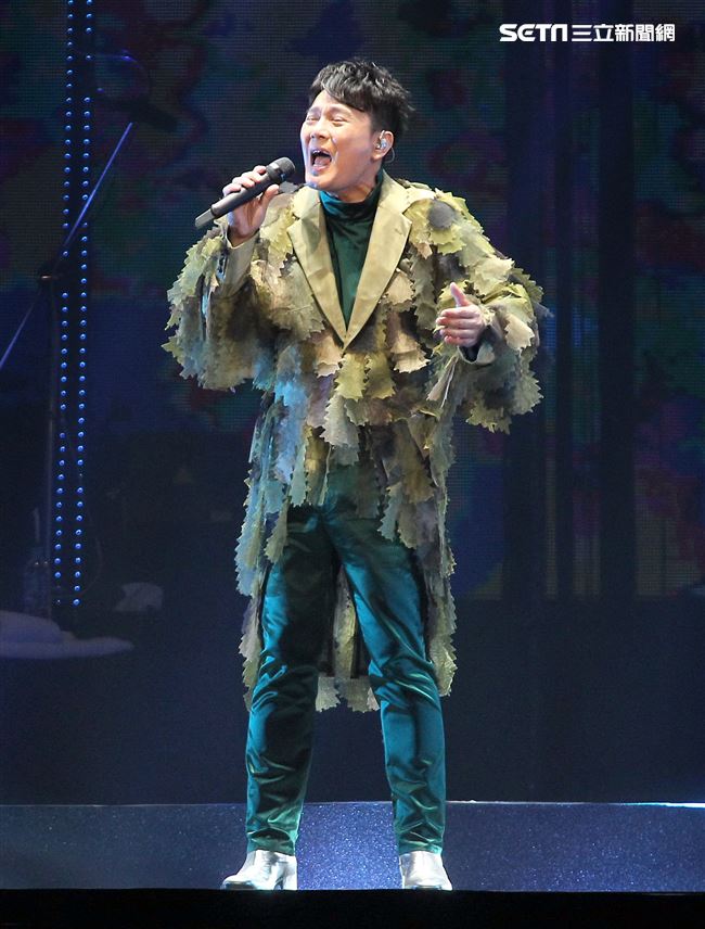 情歌王子張信哲以「未來式」巡迴演唱會，（6）日2度攻進台北小巨蛋，人氣依然強強滾。（記者邱榮吉/攝影）